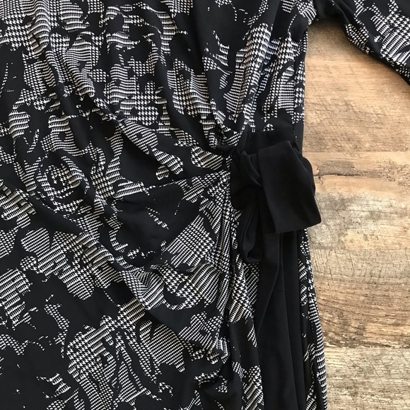 R&K Short Sleeve Wrap Dress Black White Rose Print Size Medium - Picture 3 of 9